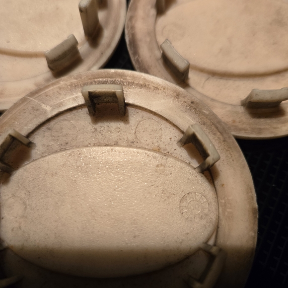 Land Rover Silver Wheel Center Caps Set - Picture 3 of 4